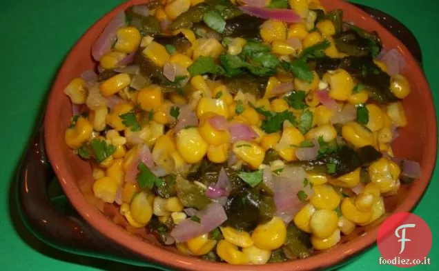 Insalata di mais e poblano arrostito al fuoco con coriandolo