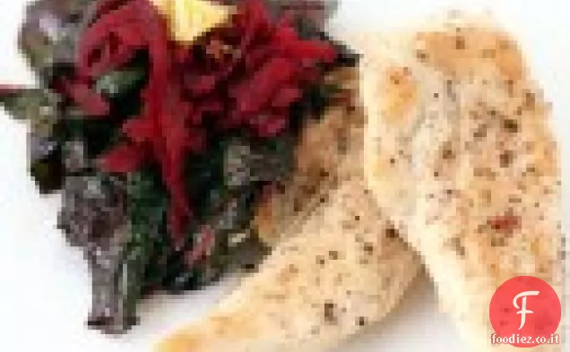 Pollo, barbabietole grattugiate e verdure di barbabietola con burro all'arancia