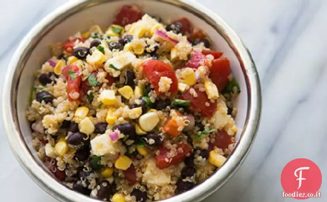 Insalata di quinoa messicana con fagioli neri, mais e pomodori