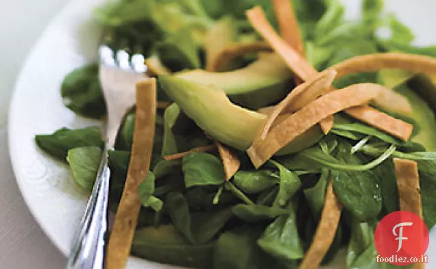 Insalata di Mâche e avocado con strisce di tortilla