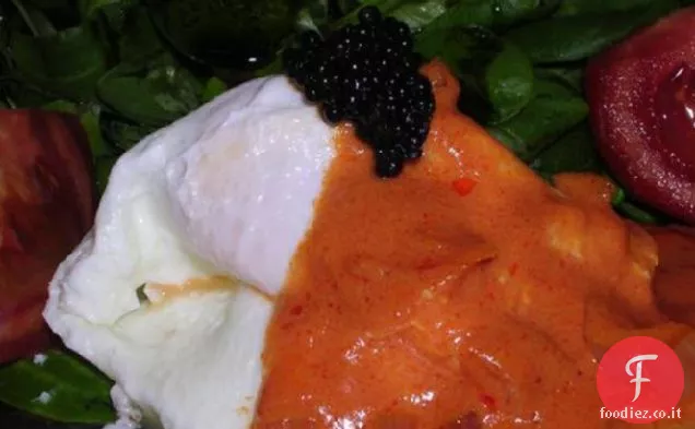 Uova in camicia su insalata di campo con salsa di pomodoro e caviale