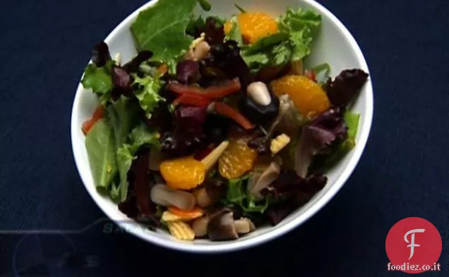 Insalata asiatica con salsa di sesamo