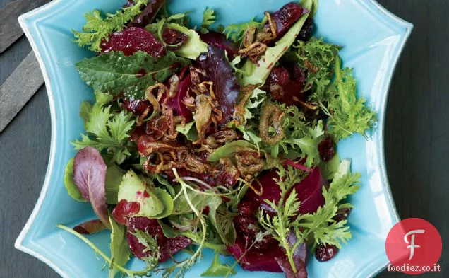 Insalata di barbabietole, ciliegie sottaceto e scalogno croccante