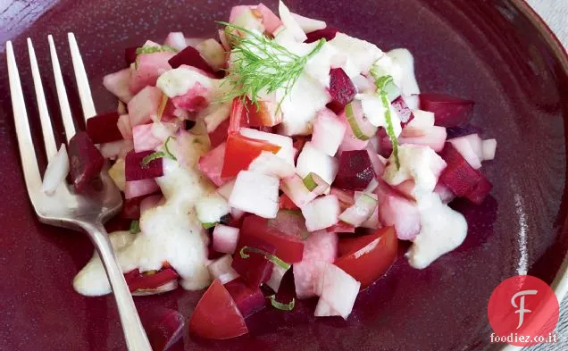 Insalata di barbabietola, finocchio e Jicama con salsa di noci di Macadamia