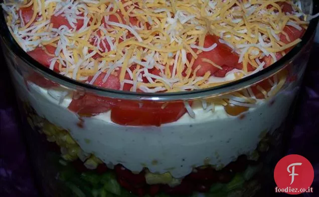 Insalata a strati di pane di mais