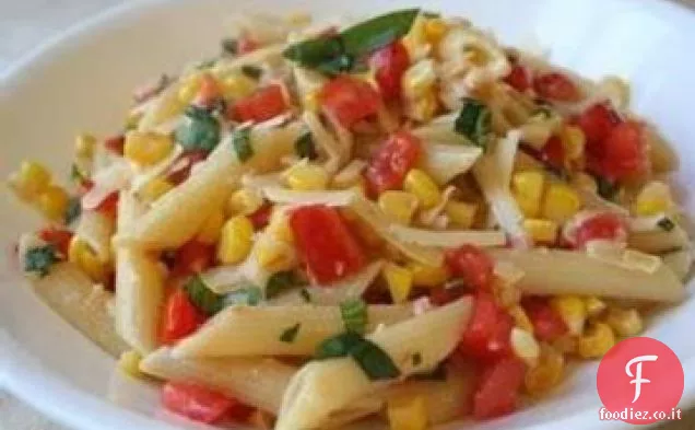 Insalata di pasta con pomodori e mais