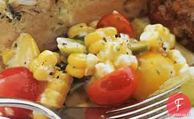 Insalata autunnale di mais, pomodorini e cipolle verdi arrostite al forno