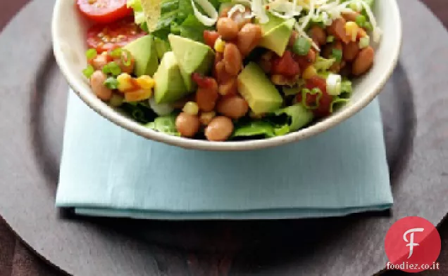 Insalata di fagioli, mais e tortilla