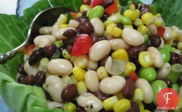 Insalata di fagioli verdi con mais, pomodorini e basilico