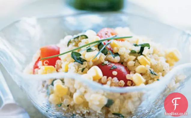 Insalata di quinoa, mais e pomodoro con olio infuso di erba cipollina