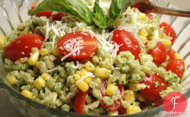 Insalata di orzo con pomodori e mais