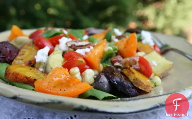 Insalata di verdure con barbabietole e formaggio di capra