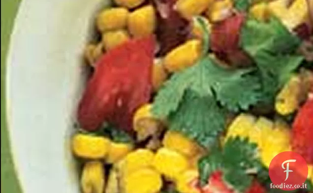 Insalata di mais dolce e pomodoro con coriandolo fresco