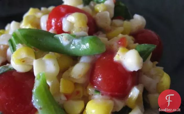 Insalata estiva di cetrioli e fagioli neri freschi