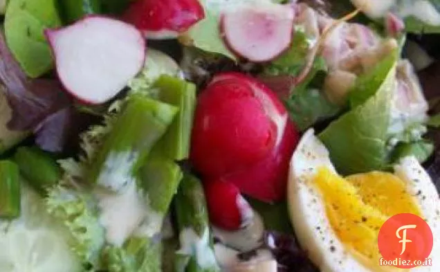 Insalata di primavera con salsa di crema di latticello