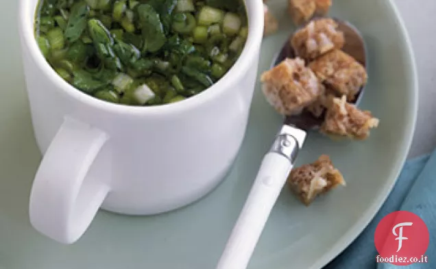 Zuppa di cipolle verdi e crescione con crostini di formaggio