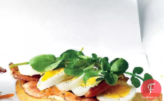 Panino all'uovo, pancetta e crescione a faccia aperta
