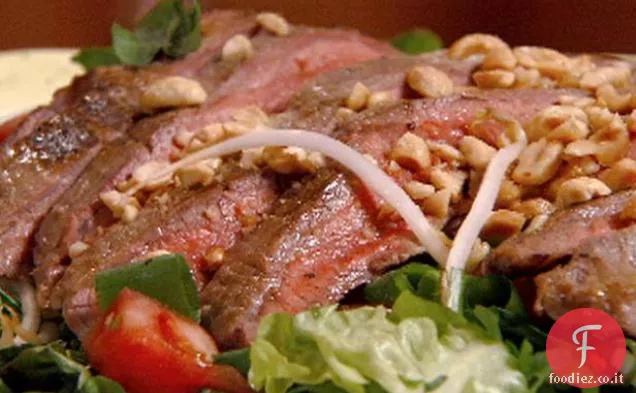 Insalata di bistecca con vinaigrette di arachidi e lime