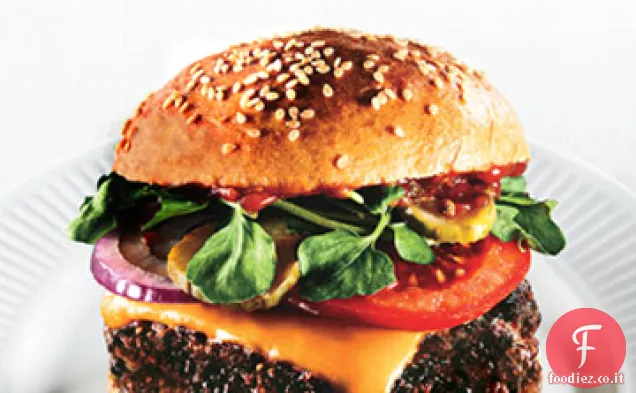 Cheeseburger di manzo triplo con ketchup speziato e sottaceti all'aceto rosso