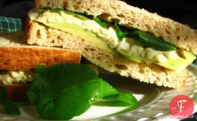 Panino con insalata di uova con avocado e crescione
