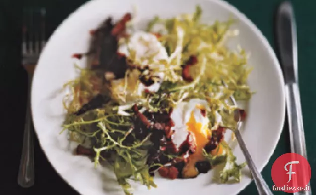 Salade calda di Frisée-Lardon con uova in camicia in salsa di vino rosso