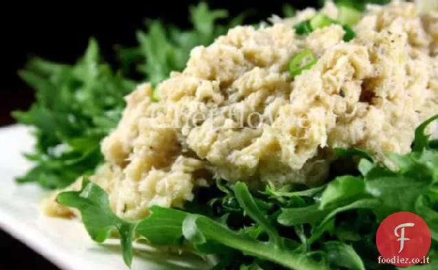 Insalata di granchio in foglie di indivia