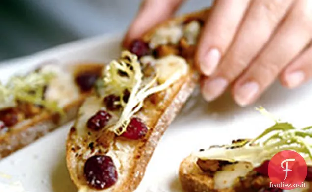Insalata di Frisée con crostini di formaggio erborinato, noci e mirtilli rossi
