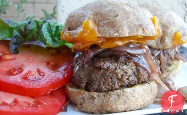 Hamburger di bisonte con cipolle di cabernet e Cheddar del Wisconsin