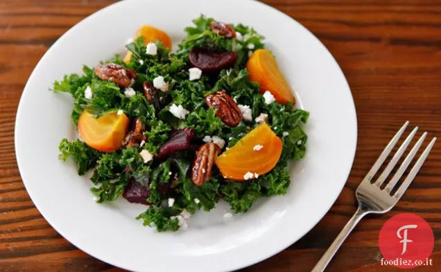 Insalata di cavoli e barbabietole arrosto con condimento balsamico all'acero