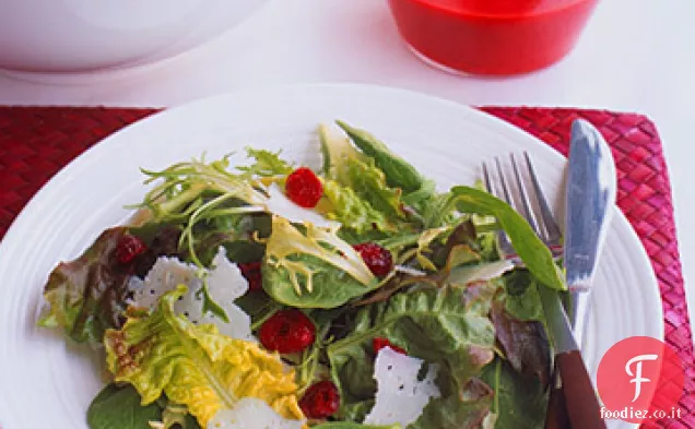 Insalata rossa e verde con vinaigrette di mirtilli rossi