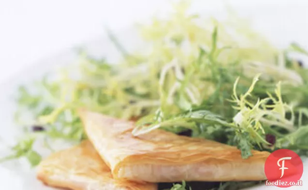 Formaggio di capra e Pepe rosso Phyllo Triangoli con insalata di Olive Frisée