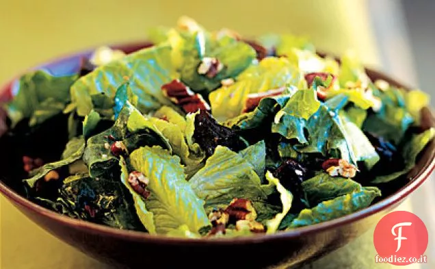 Insalata verde mista con prugne secche e noci Pecan tostate