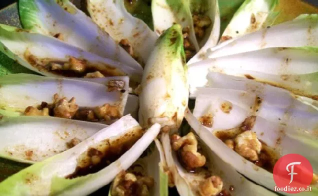 Insalata di indivia con noci tostate