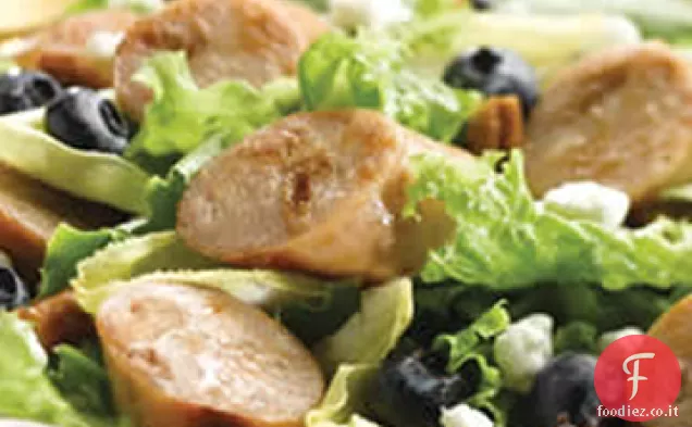 Salsiccia di pollo alla mela dolce, indivia e insalata di mirtilli con noci pecan tostate
