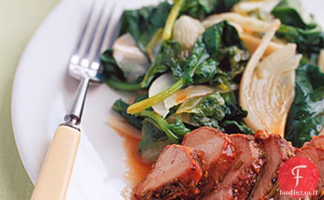 Carne di maiale glassata al miele con verdure appassite