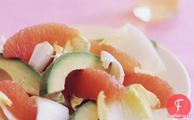 Insalata di indivia, avocado e pompelmo rosso