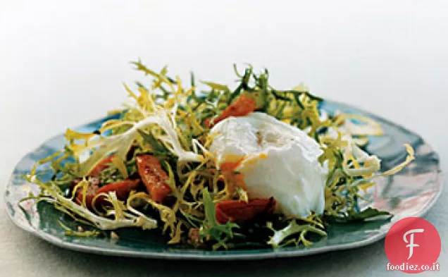 Insalata con pancetta canadese e uova in camicia