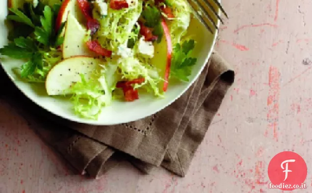 Insalata di pere e Frisee con pancetta e formaggio erborinato