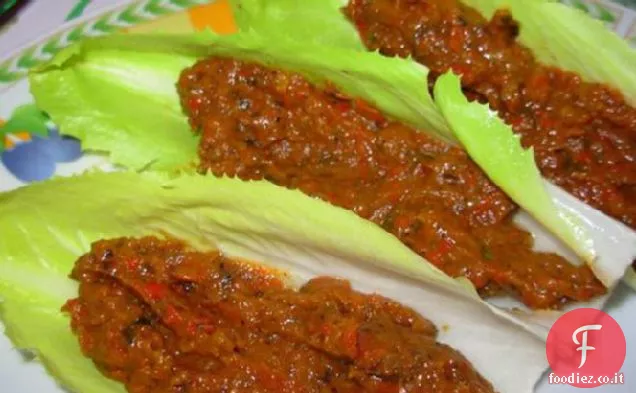 Tapenade di olive e pomodori secchi con foglie di indivia