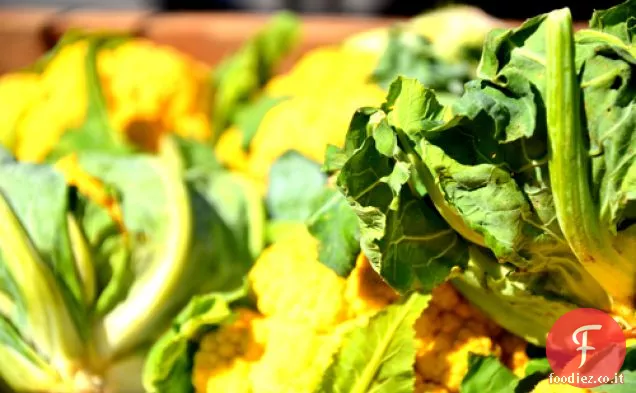 Chips di barbabietola con salsa di pesto di spinaci