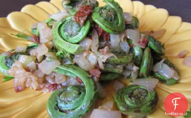 Fiddleheads con pomodori secchi, cipolle e aglio