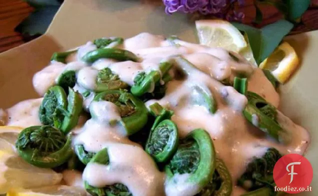 Felci di Fiddlehead al vapore con una salsa cremosa di Digione