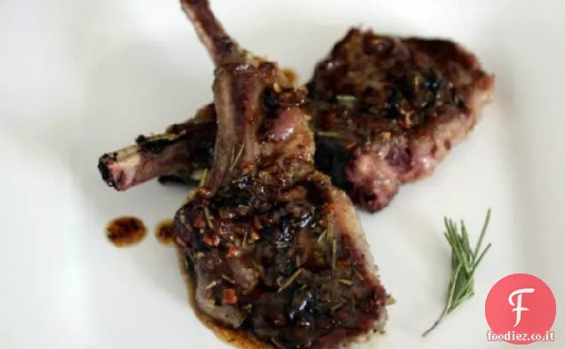 Aglio e rosmarino Costolette di agnello con glassa di sidro di miele