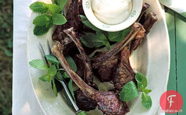 Costolette di agnello alla griglia con salsa di yogurt al limone