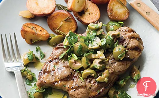 Costolette di agnello con insalata di prezzemolo alle olive
