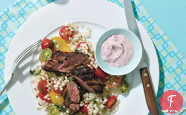 Lombata di agnello alla griglia con pomodoro e cetriolo Raita e Couscous israeliano