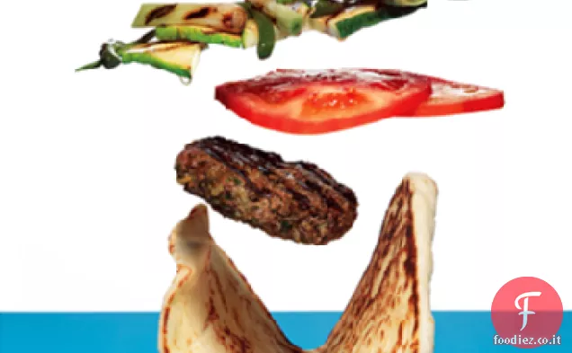 Hamburger di agnello al curry con verdure grigliate e Raita alla menta