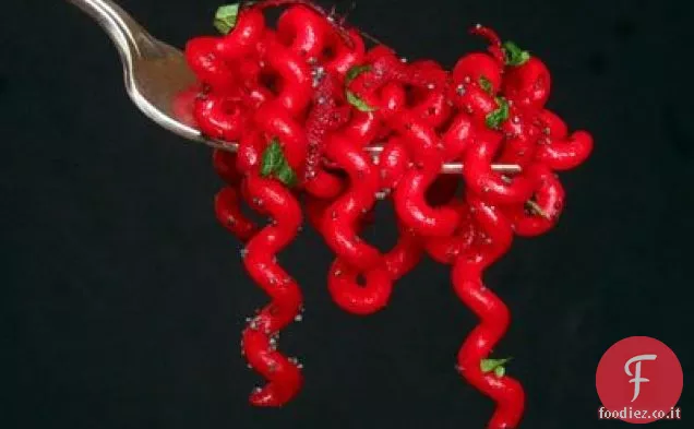 Fusilli di Barbabietola Rossa con Balsamico, Semi di Papavero e Menta