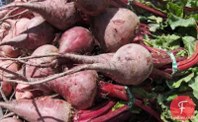 Verdure di barbabietola saltate con tofu e riso integrale