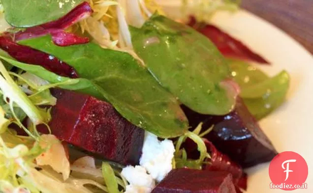 Insalata di barbabietole arrosto con formaggio di capra, noci e miele-dijon Vina